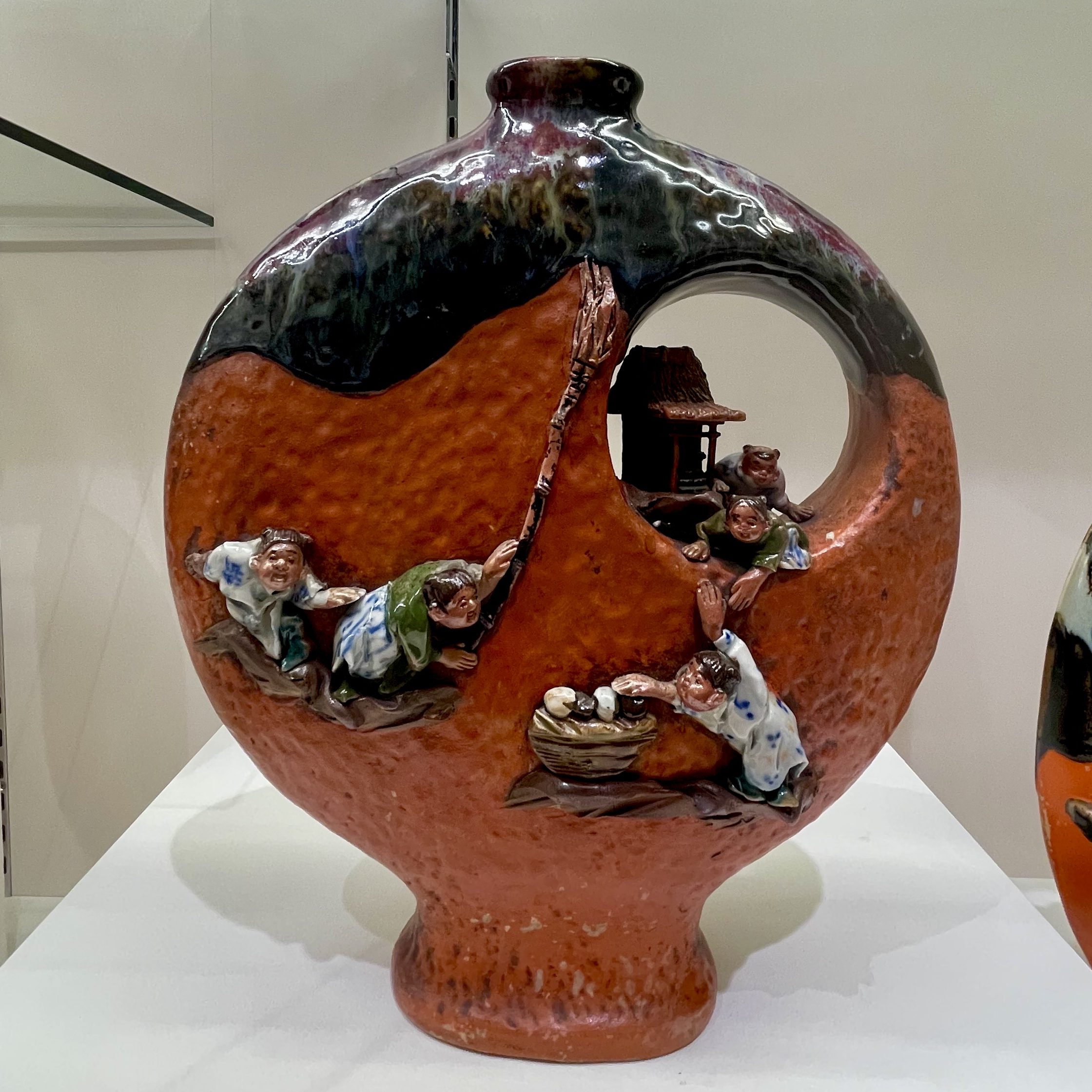 井上良齊（明治前期～中期）「高浮彫お供え泥棒花瓶」