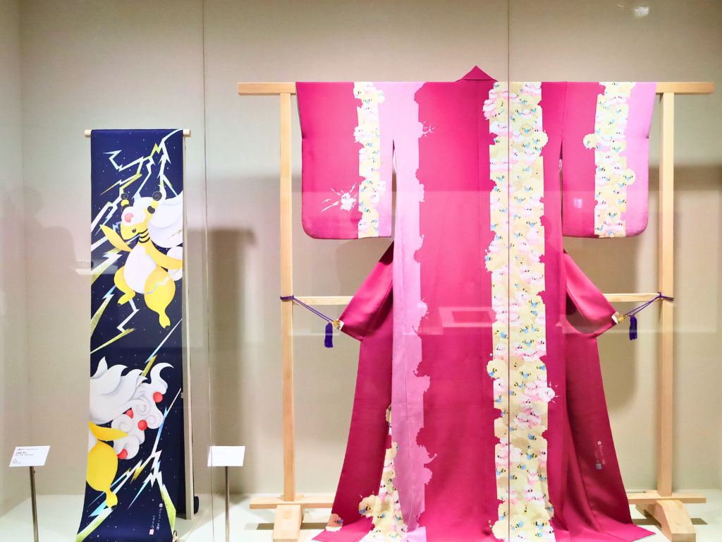 水橋さおり(MIZUHASHI Saori) (写真左) 友禅訪問着「閃光」 絹、友禅 2022年 (写真右) 友禅訪問着「群」 絹、友禅 2022年