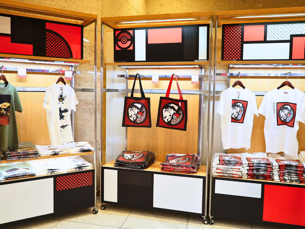 ポケモン×工芸展限定のオリジナルデザインのアパレルグッズも種類豊富に販売されています