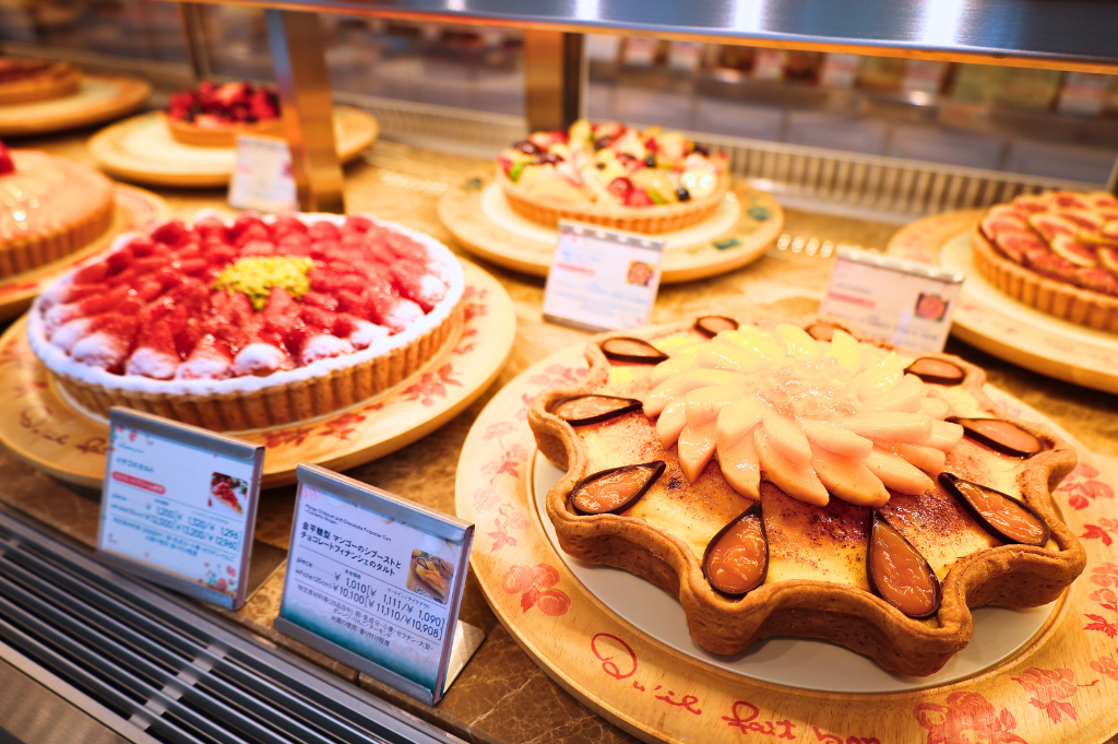 (写真手前)「金平糖型 マンゴーのシブーストとチョコレートフィナンシェのタルト」
piece 本体価格:1,010円
イートイン:1,111円(税込)/テイクアウト:1,090円(税込)
whole(25cm) 本体価格:10,100円
イートイン:11,110円(税込)/テイクアウト:10,908円(税込)