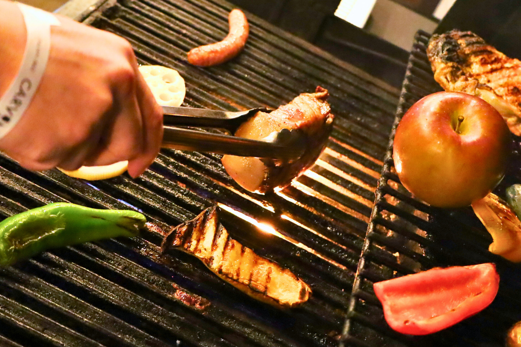 豪快に分厚いお肉を焼き上げていくと、食欲をそそる焼き目が出来てきます。
珍しいリンゴの丸焼きはデザートにどうぞ。