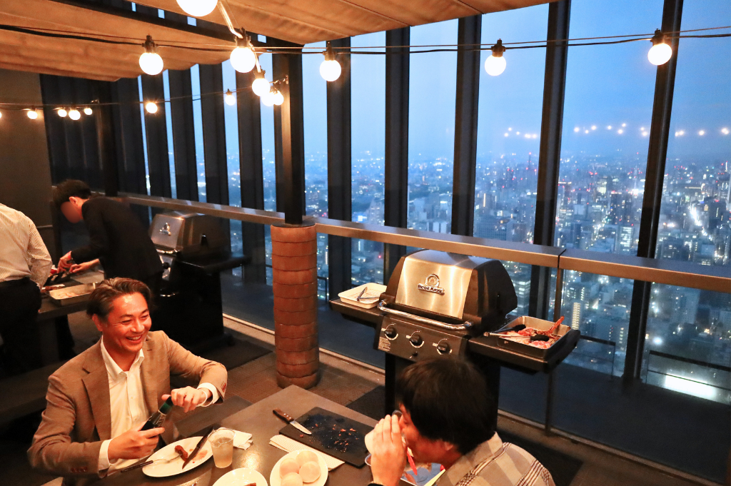 夜景をバックに食べるBBQは、非日常体験を存分に味わえます。