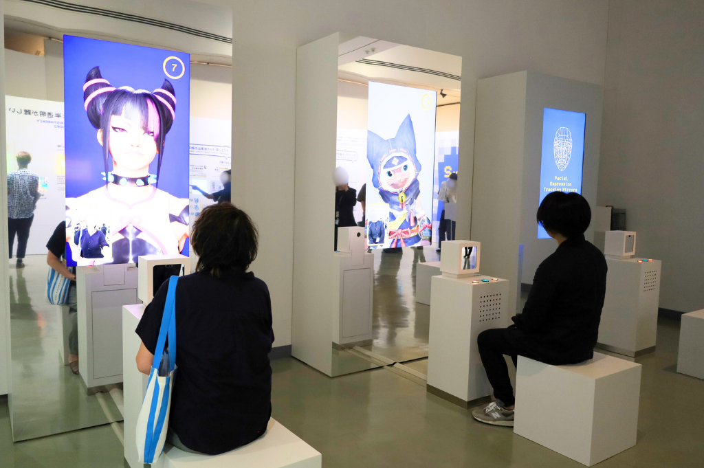 「フェイシャルトラッキングミラー」
表情に連動してキャラが変化!最新技術を体験できるインタラクティブ展示。