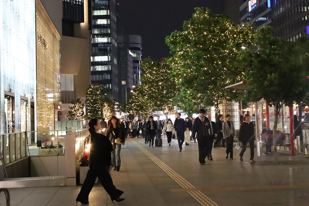 暗くなった時間帯の名古屋駅周辺はやさしい光に包まれている