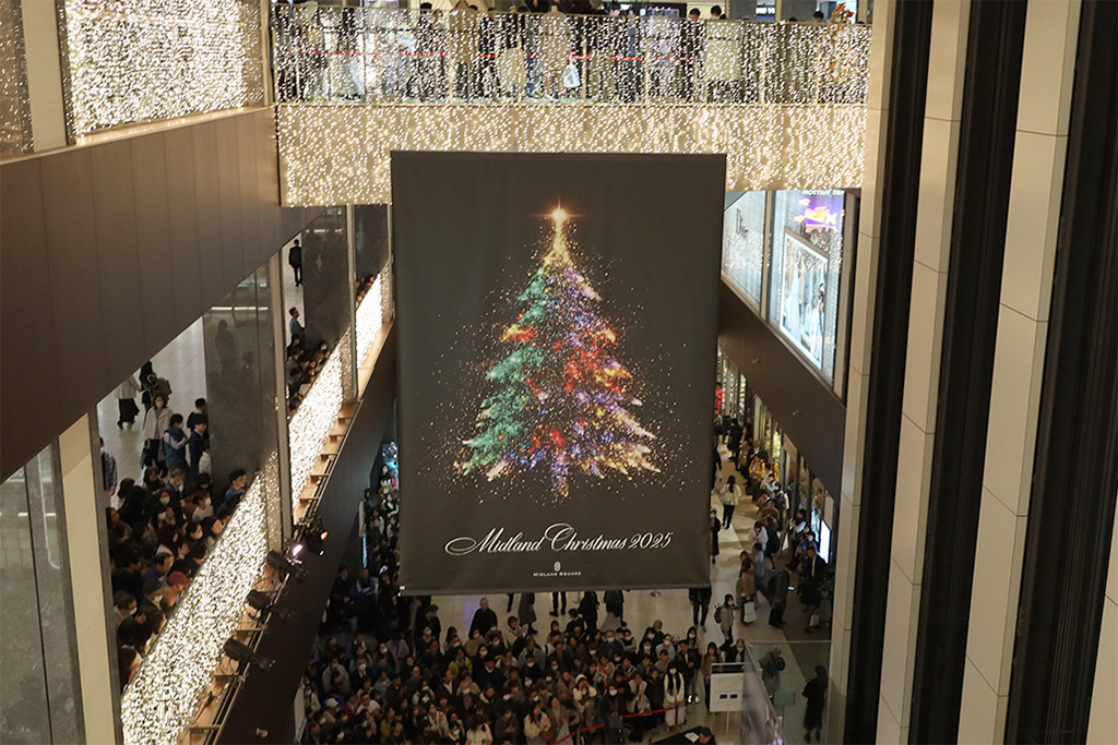 館内B1Fアトリウムの吹き抜けに悠然と吊り下げられるクリスマスツリー