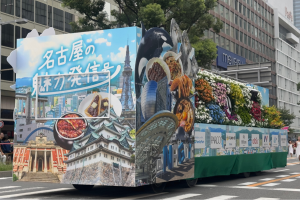 生花をあしらった華やかなラッピングカー