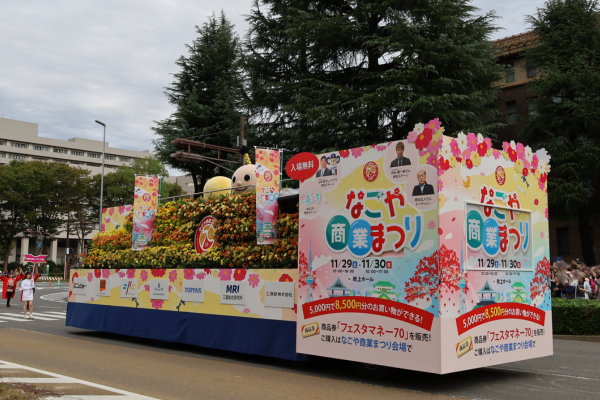 名古屋のゆるキャラ「はち丸」を乗せたフラワーカー