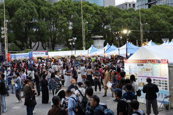 第71回名古屋まつりのエディオン久屋広場はキッチンカーとステージイベントで大賑わい