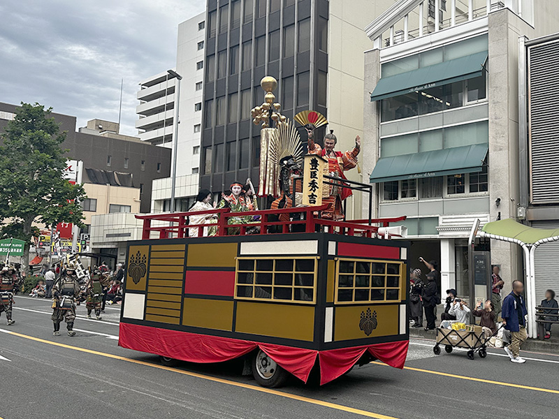 家臣を従えて登場した秀吉