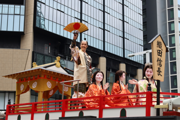 クリス・グレンさん扮する織田信長