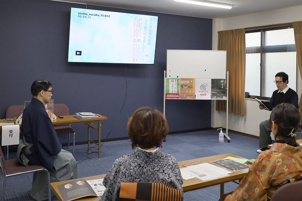 能楽講座で先生と生徒が謡の稽古を実演
