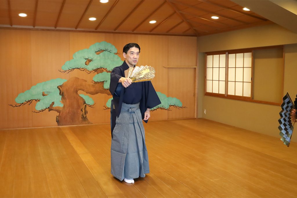 謡ち舞いの教室で舞いを実演する武田先生