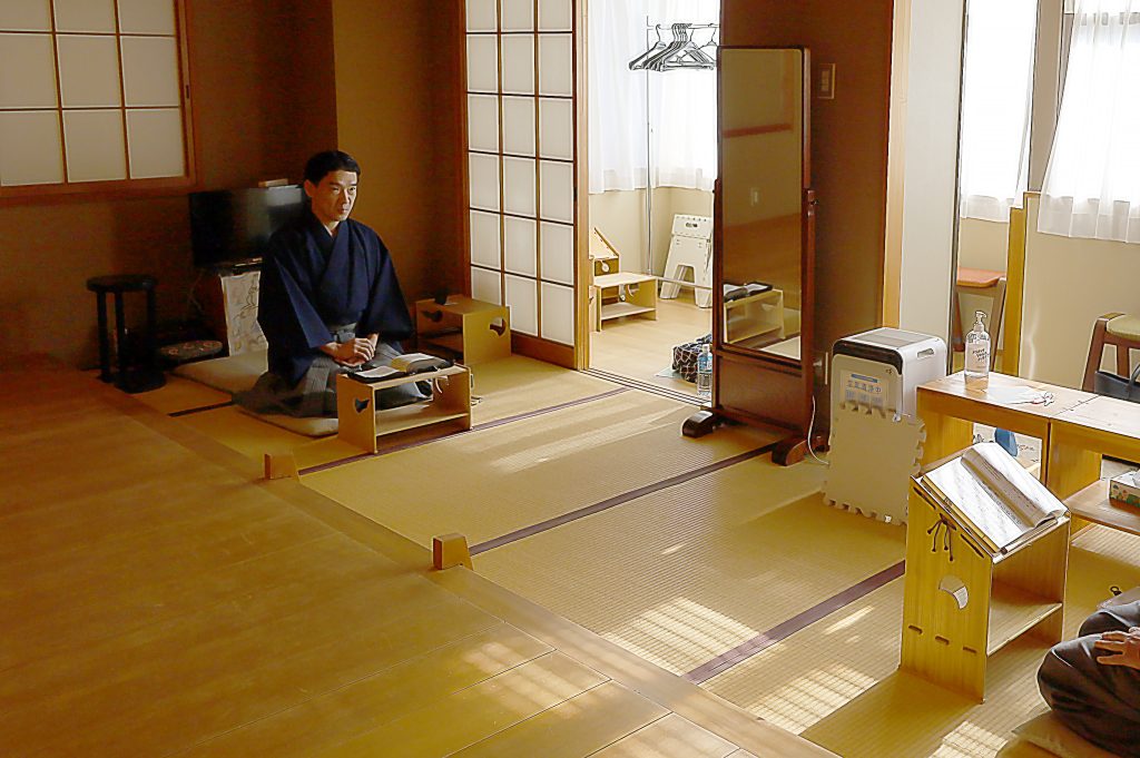武田先生が指導する謡のお稽古風景