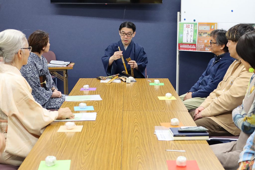 能楽講座で質問された扇子について話す武田先生