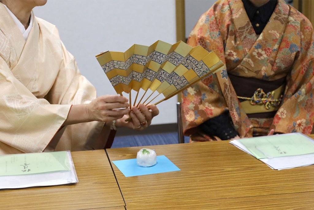 能舞台で使われる扇子をじっくり見る受講者