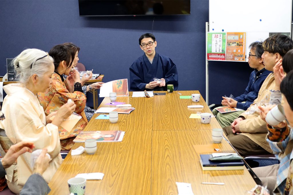 能楽講座内での座談会の様子