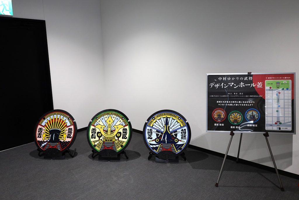 中村公園に続く歩道や中村公園の入り口に設置されるマンホール